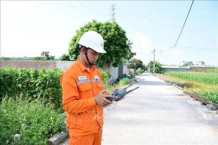 Công nhân EVNHANOI điều khiển thiết bị flycam kiểm tra đường dây. Ảnh: Quốc Lũy/TTXVN