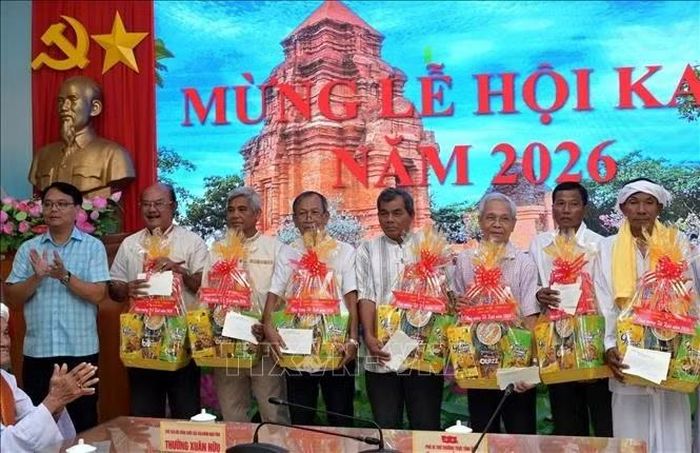 Đoàn công tác tặng quà cho các vị chức sắc nhân chuyến thăm chúc Tết Katê năm 2026.