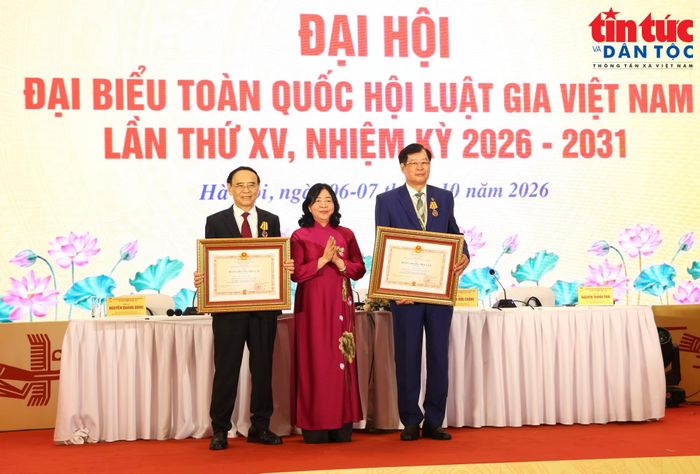Uỷ viên Bộ Chính trị, Bí thư Trung ương Đảng, Chủ tịch Uỷ ban Trung ương Mặt trận Tổ quốc Việt Nam Bùi Thị Minh Hoài thay mặt lãnh đạo Đảng, Nhà nước trao Huân chương Độc lập cho các tập thể, cá nhân.
