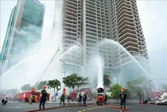 Các lực lượng thực tập phương án chữa cháy và cứu nạn, cứu hộ tại thành phố Đà Nẵng.