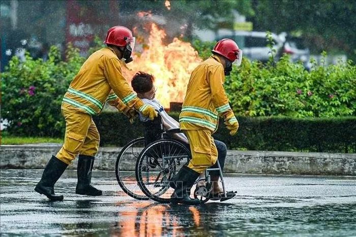 Các lực lượng thực tập phương án chữa cháy và cứu nạn, cứu hộ tại thành phố Đà Nẵng.