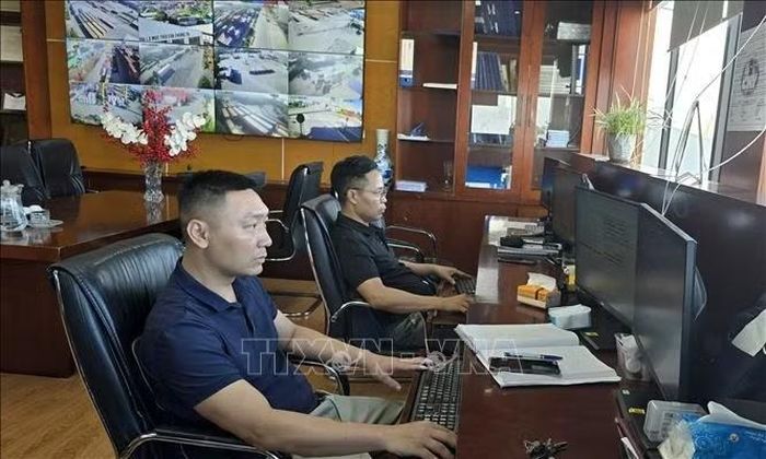 Nhân viên điều hành sản xuất Cảng Hoàng Diệu Chùa Vẽ điều hành hoạt động chuyên môn qua phần mềm cảng thông minh.