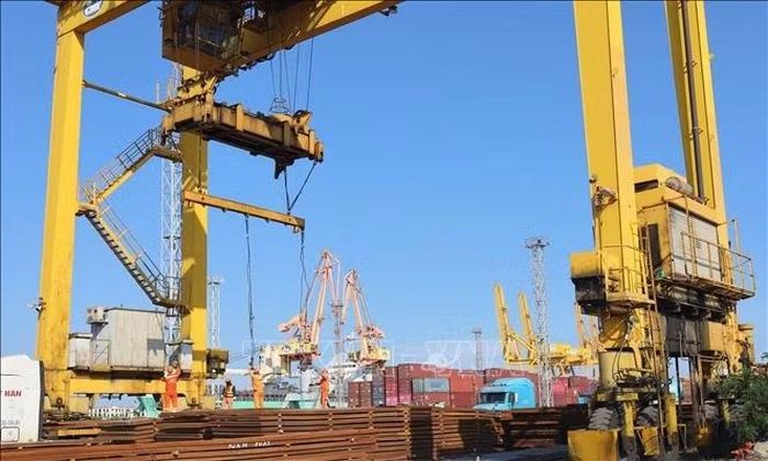 Xếp dỡ hàng sắt thép tại Cảng Hoàng Diệu Chùa Vẽ.