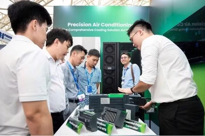 Người tham dự trải nghiệm các giải pháp của Schneider Electric tại Triển Lãm HVAC & CleanFact 2026. Ảnh: Schneider Electric