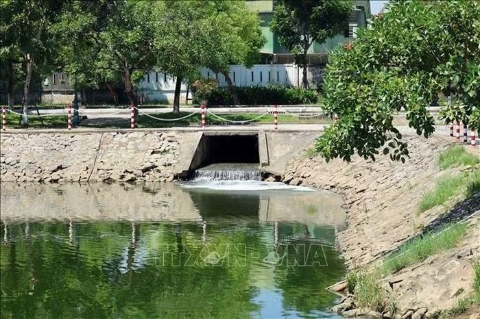 Cống xả nước vào hồ điều hòa Nguyễn Du ở phường Tam Kỳ, thành phố Đà Nẵng.