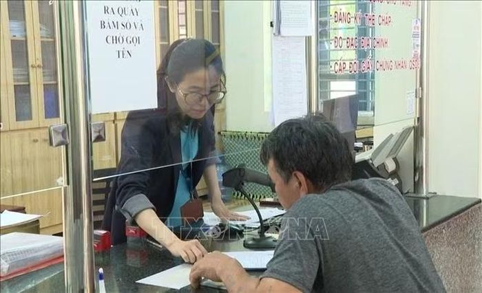 Cán bộ Trung tâm Phục vụ hành chính công xã Thuận Lợi hướng dẫn người dân thực hiện thủ tục hành chính.