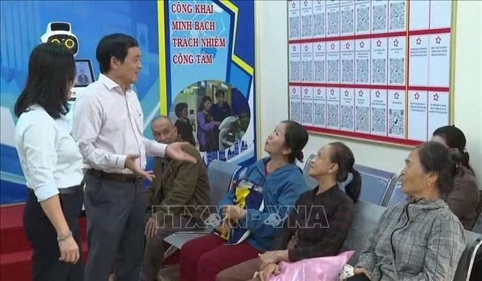 Lãnh đạo xã Thuận Lợi trao đổi, hướng dẫn người dân về việc thực hiện thủ tục hành chính tại Trung tâm Phục vụ hành chính công xã.