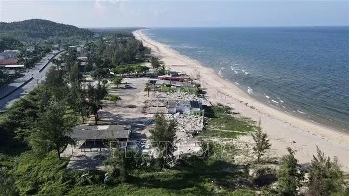 Sau khi hoàn thành việc di dời các hàng quán chiếm dụng đất, tỉnh Quảng Trị sẽ xây dựng phương án, tổ chức đấu thầu theo quy định để triển khai hoạt động kinh doanh tại bãi tắm Đá Nhảy.