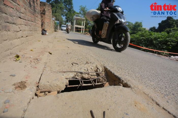 Nhiều nắp cống không còn nguyên vẹn, có vị trí bị vỡ, tạo thêm các điểm mất an toàn ngay sát phần đường dành cho phương tiện.
