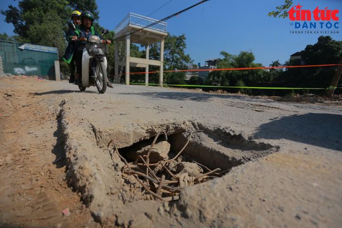 Nếu không được nhận biết kịp thời, những vị trí này có thể trở thành mối nguy đối với người đi đường, nhất là trong điều kiện trời mưa hoặc tầm nhìn hạn chế.