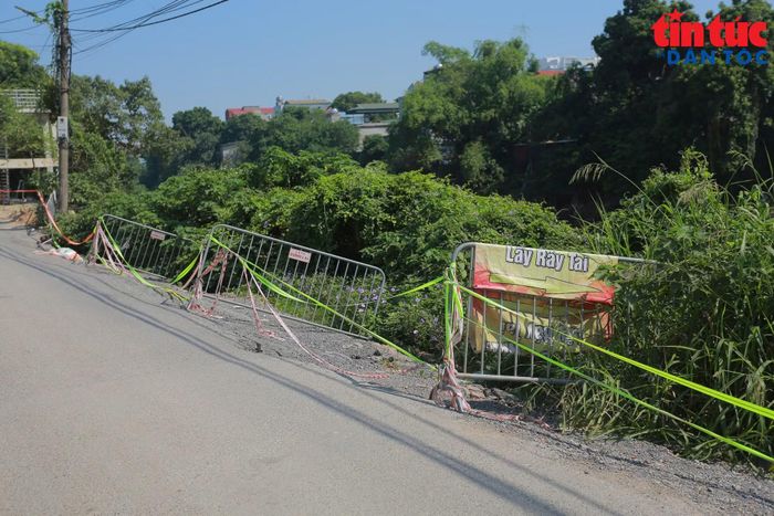 Trước những vị trí có nguy cơ mất an toàn, lực lượng chức năng đã chăng dây, đặt biển cảnh báo để hạn chế người và phương tiện tiếp cận.