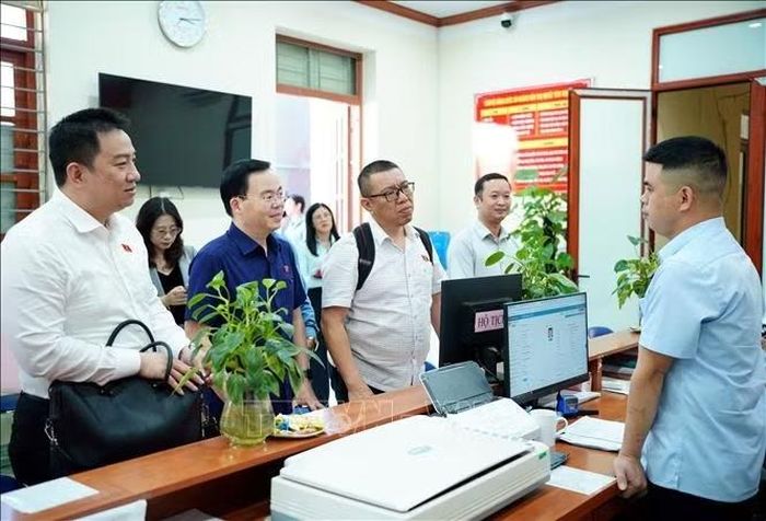 Đoàn giám sát của Ủy ban Khoa học, Công nghệ và Môi trường (Quốc hội) khảo sát tại Trung tâm Phục vụ hành chính công xã Hoàng Văn Thụ (Lạng Sơn).