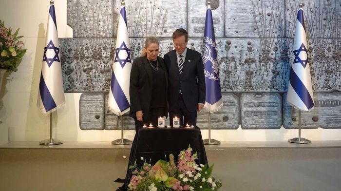 Tổng thống Israel Isaac Herzog và Đệ nhất phu nhân Michal Herzog đã thắp nến tưởng niệm tại Dinh Tổng thống, mở đầu các hoạt động tưởng niệm trong ngày. Ảnh: GPO