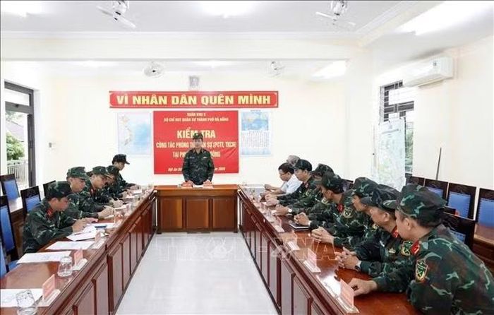 Lãnh đạo Bộ Chỉ huy Quân sự thành phố Đà Nẵng kiểm tra công tác phòng, chống thiên tai tại các địa phương dễ xảy ra ngập lụt. Ảnh: TTXVN phát
