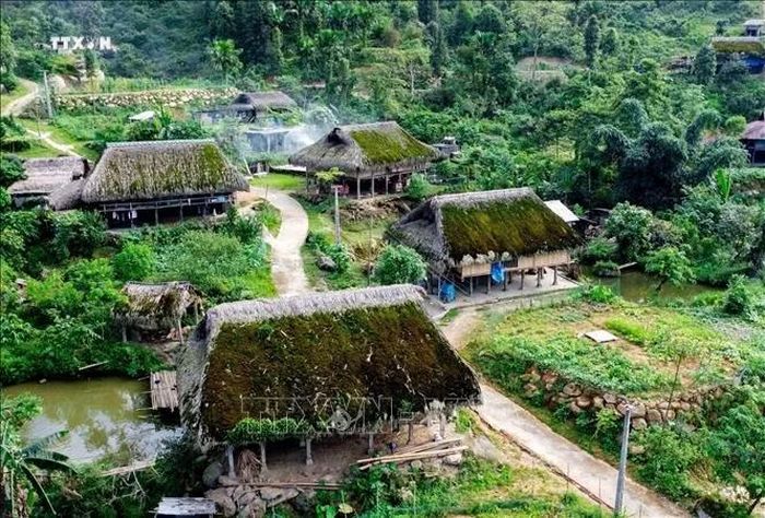 Những ngôi nhà mái cọ phủ rêu là điểm nhấn nơi đây. Ảnh: Hoàng Hiếu/TTXVN