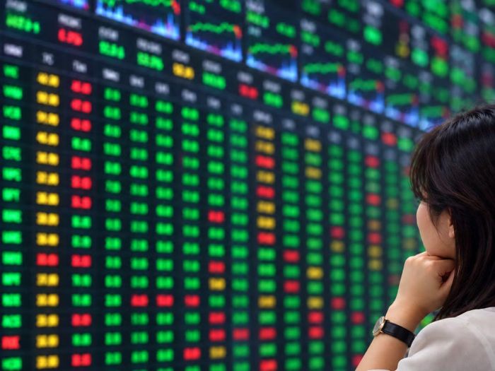 Nhà đầu tư vẫn cần xem xét triển vọng lợi nhuận, tình hình tài chính và những rủi ro của doanh nghiệp trước khi quyết định mua hay bán. Ảnh minh họa