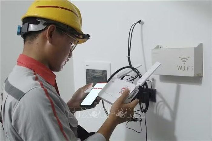 Nhân viên Viettel Lạng Sơn kiểm tra, khắc phục sự cố về tín hiệu đường truyền tại một hộ dân bị ảnh hưởng mưa lũ ở xã Vân Nham (Lạng Sơn). Ảnh tư liệu: Quang Duy/TTXVN