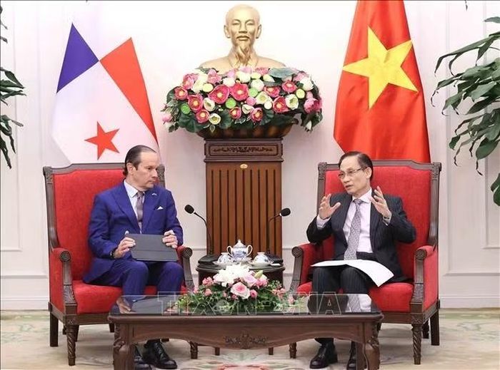 Bộ trưởng Bộ Ngoại giao Lê Hoài Trung tiếp Bộ trưởng Ngoại giao Panama Javier Eduardo Martínez-Acha Vásquez. Ảnh: An Đăng/TTXVN