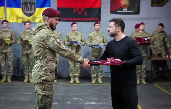 Tổng thống Zelensky thăm các binh sĩ tham gia chiến dịch Vivaldi ở Lyman, nơi lực lượng Ukraine đã giành lại được một số vùng lãnh thổ. Ảnh: Văn phòng Tổng thống Ukraine