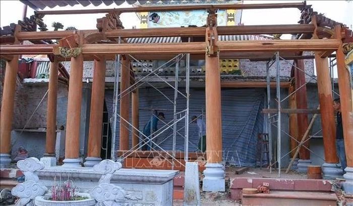 Bộ khung gỗ tại tiền đường của di tích đền Cây Quế đang được tu bổ, tôn tạo.
