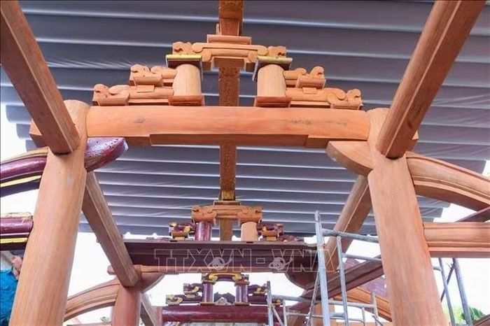 Bộ khung gỗ tại tiền đường của di tích đền Cây Quế đang dần được hoàn thiện.