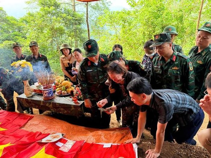 Thân nhân liệt sĩ Nguyễn Thanh Lâm xúc động khi nhận lại những di vật được tìm thấy cùng hài cốt tại điểm cao 400, thôn Giang Nam, xã Thanh Thủy, tỉnh Tuyên Quang. Ảnh: Cẩm Lê - Hà Linh