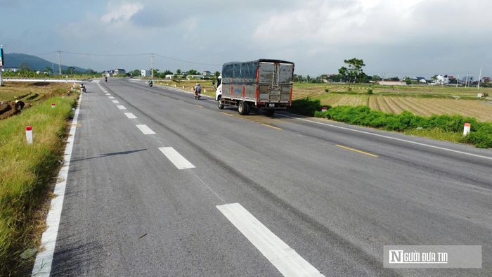 Tuyến được đầu tư theo quy mô đường cấp III đồng bằng, nền đường rộng 12m, mặt đường và lề gia cố rộng 11m.