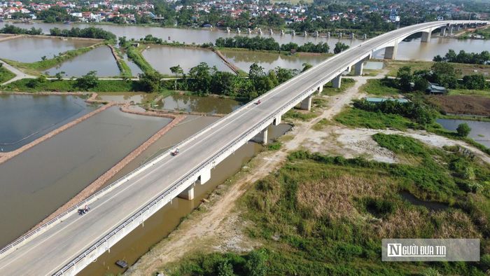 Cầu gồm một liên dầm hộp 3 nhịp liên tục và 27 nhịp dẫn Super T bằng bê tông cốt thép dự ứng lực, nối tuyến đường qua khu vực sông Lạch Trường.