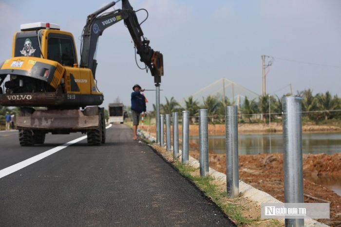 Tại khu vực tiếp giáp tỉnh Ninh Bình, công nhân đang hoàn thiện những hạng mục cuối cùng như cọc tiêu, sơn phản quang, kẻ vạch đường. Một số vị trí tiếp tục được bổ sung biển báo và các thiết bị bảo đảm an toàn trước khi tuyến đường được đưa vào khai thác.