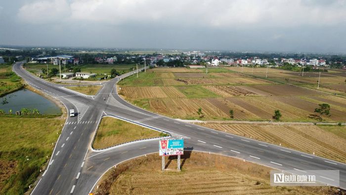 Ngoài các công trình cầu, tuyến đường có 8 nút giao với đường tỉnh, đường vào khu công nghiệp và đường liên xã. Các nút giao được thiết kế giao bằng, có làn chờ rẽ rộng 2,5m, cùng hệ thống biển báo, sơn kẻ đường và gờ giảm tốc.