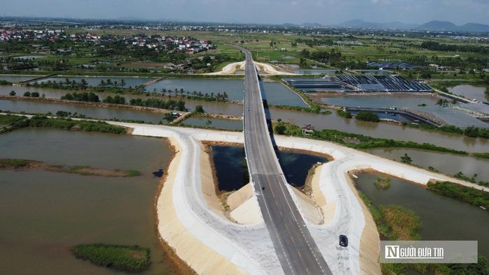 Trên toàn tuyến có 4 cầu, trong đó 3 cầu lớn vượt sông Lèn, sông Lạch Trường, kênh De và một cầu trung vượt kênh Hói Đào.