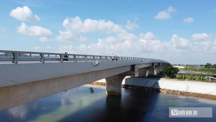 Nổi bật trong số này là cầu Lạch Trường, thuộc gói thầu xây lắp số 6, dài 1.321m với 30 nhịp. Đây là cầu vượt cạn, vượt sông dài nhất tại Thanh Hóa do địa phương xây dựng.
