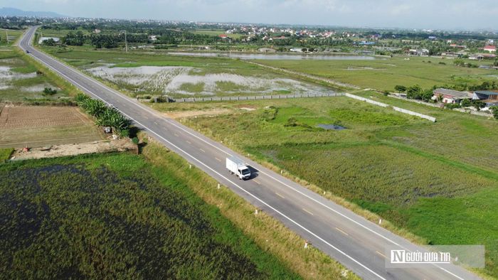 Phóng viên ghi nhận ngày 7/10, tuyến đường ven biển Nga Sơn - Hoằng Hóa (Thanh Hóa) đã cơ bản thành hình với mặt đường rộng, phẳng, các hạng mục cầu và đường dẫn hoàn thiện.