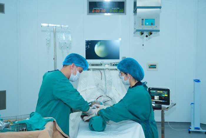 Các bác sĩ thực hiện phẫu thuật cho bệnh nhân. Ảnh: BVCC.