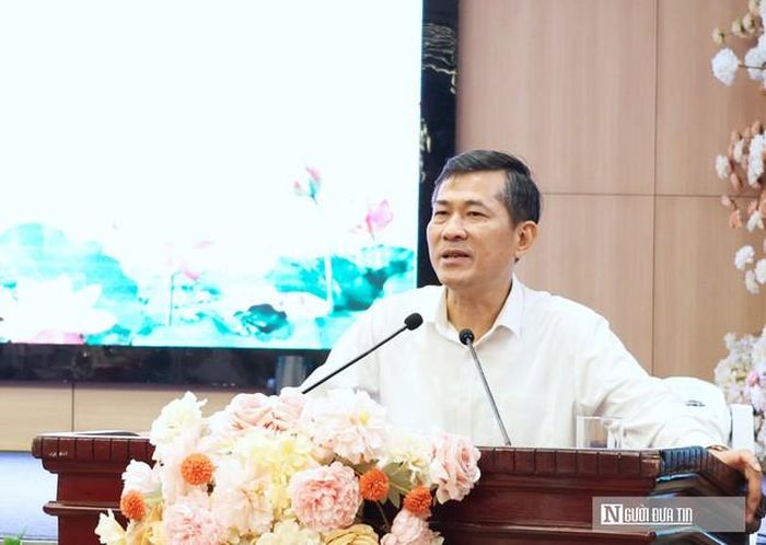 Phó Chủ tịch UBND tỉnh Nghệ An Thái Văn Thành phát biểu tại cuộc họp.
