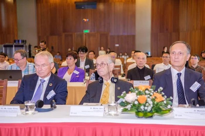 Các nhà khoa học quốc tế tham dự hội nghị.