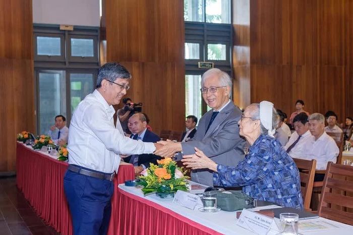Thứ trưởng Bộ Khoa học và Công nghệ Trần Trung Tín cảm ơn tâm huyết của vợ chồng GS Trần Thanh Vân và GS Lê Kim Ngọc.