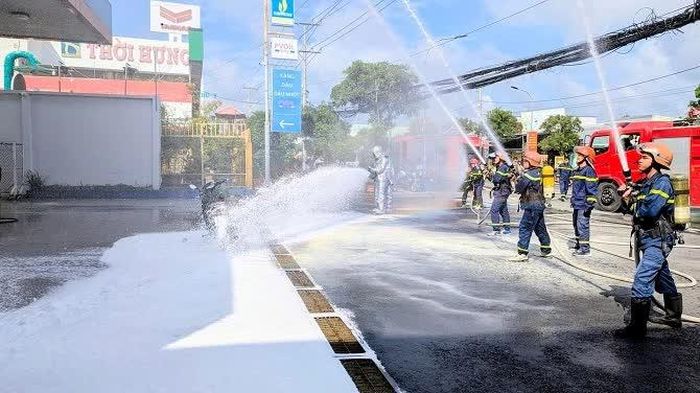 Đội chữa cháy và cứu nạn cứu hộ khu vực Mỹ Thới nhanh chóng đến ngay hiện trường phối hợp triển khai đội hình chữa cháy.