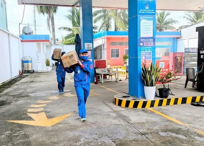 Nhân viên cây xăng tiến hành di dời tài sản.