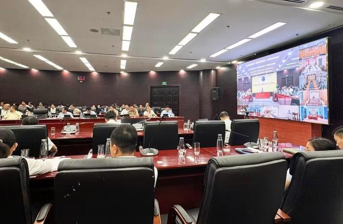 Buổi đối thoại trực tiếp và kết nối trực tuyến với các xã, phường trên địa bàn. Ảnh XT.