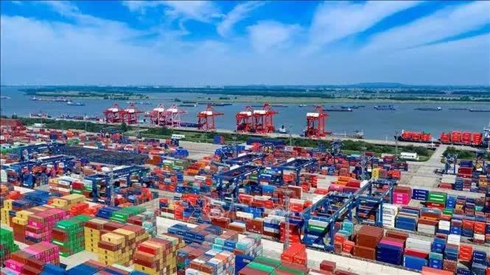 Container hàng hoá tại khu cảng ở thành phố Nam Kinh, tỉnh Giang Tô, Trung Quốc, ngày 17-5-2026. Ảnh minh họa: THX/TTXVN