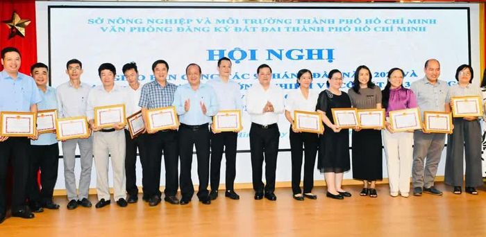  Ban giám đốc Sở NN-MT khen thưởng các đơn vị có thành tích trong 9 tháng đầu năm 2026. Ảnh: Việt Dũng 
