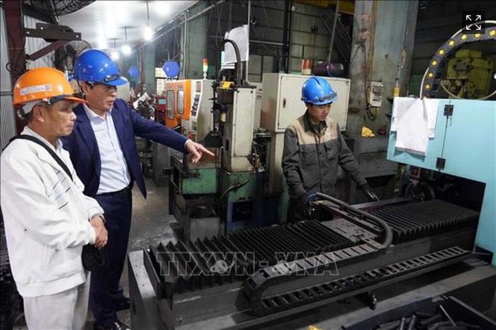 Doanh nghiệp Hà Nội giới thiệu dây truyền sản xuất tới khách hàng. Ảnh: TTXVN