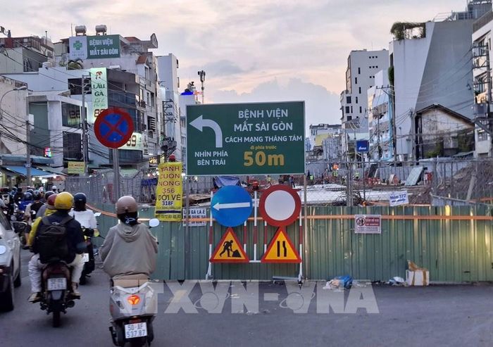 Đường Cách Mạng Tháng Tám đang được rào chắn để thi công nhà ga metro Bến Thành - Tham Lương. Ảnh: Tiến Lực - TTXVN