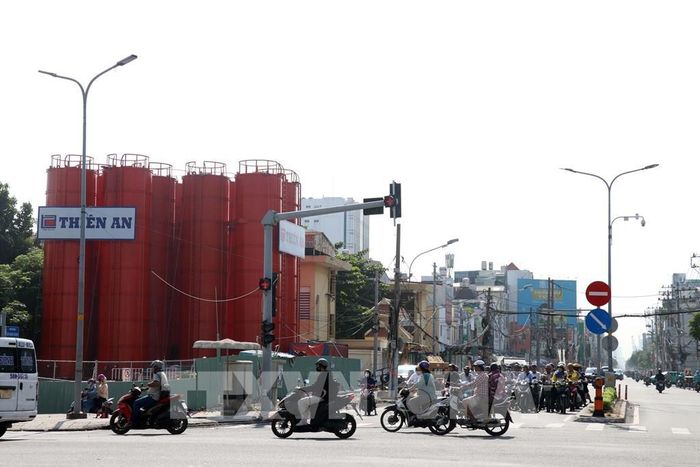 Khu vực giao lộ Trường Chinh - Cách Mạng Tháng Tám - Lý Thường Kiệt - Hoàng Văn Thụ được điều chỉnh giao thông để thi công metro Bến Thành - Tham Lương. Ảnh: Tiến Lực - TTXVN 