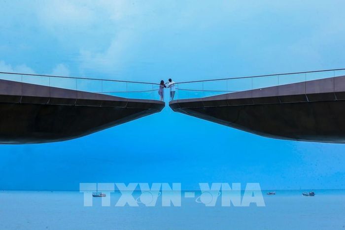 Du khách check in trên Cầu Hôn Phú Quốc. Ảnh: Huy Hùng - TTXVN 