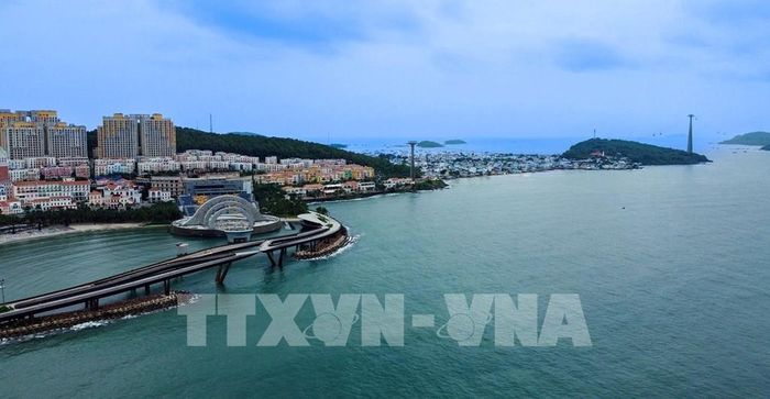 Mặt biển rộng mở và những đảo nhỏ tạo nên nét đặc trưng của không gian biển đảo Phú Quốc. Ảnh: Huy Hùng - TTXVN 