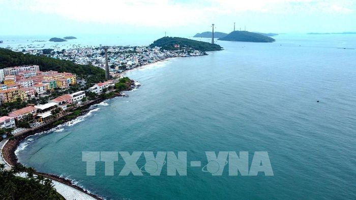Thị trấn Hoàng Hôn và tuyến cáp treo 3 dây vượt biển dài nhất thế giới nối từ An Thới ra đảo Hòn Thơm. Ảnh: Huy Hùng - TTXVN