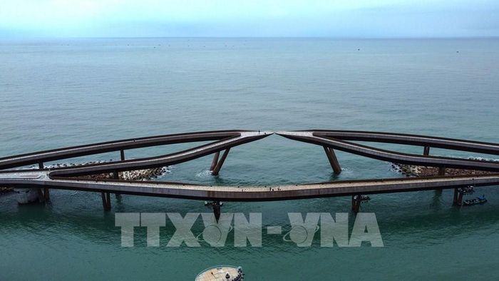 Cầu Hôn Phú Quốc tạo điểm nhấn giữa không gian biển đảo và quần thể đô thị, du lịch ở phía Nam Phú Quốc. Ảnh: Huy Hùng - TTXVN 
