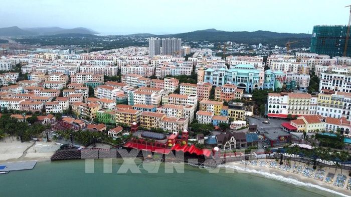 Một góc thị trấn Hoàng Hôn, quần thể kiến trúc mang hơi hướng Địa Trung Hải rực rỡ sắc màu. Ảnh: Huy Hùng - TTXVN 